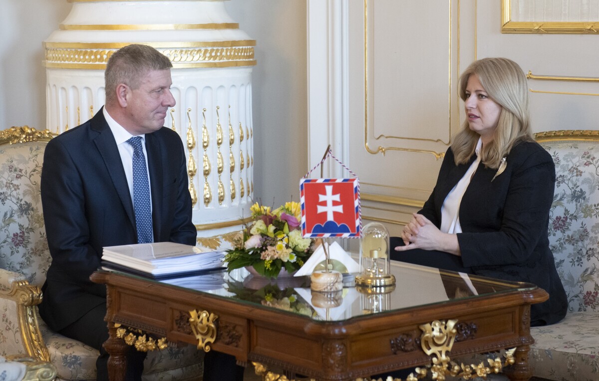 Na snímke prezidentka SR Zuzana Čaputová a dočasne poverený minister zdravotníctva SR Vladimír Lengvarský (nominant OĽaNO).