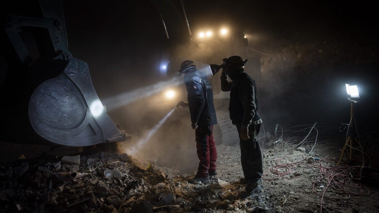 Na každom záleží. Tureckí záchranári našli pod troskami tri týždne po zemetrasení živého psa