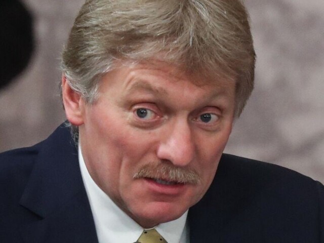  Pomoc z USA Kyjevu je vopred odsúdená k neúspechu. Peniaze jej nepomohli získať úspech na bojisku, tvrdí Peskov