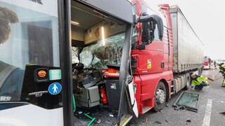 Zrážka autobusu a nákladného auta si v Nemecku vyžiadala vyše 30 zranených