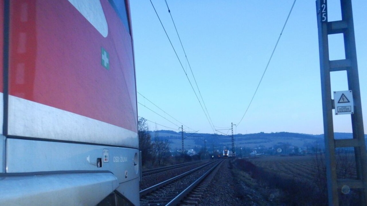 Sto metrov delilo vlaky od zrážky na jednej trati. Medzi Žilinou a Čadcou prerušili premávku