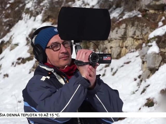 Parabolický mikrofón na fotoaparát nasníma zvuky vzdialených objektov