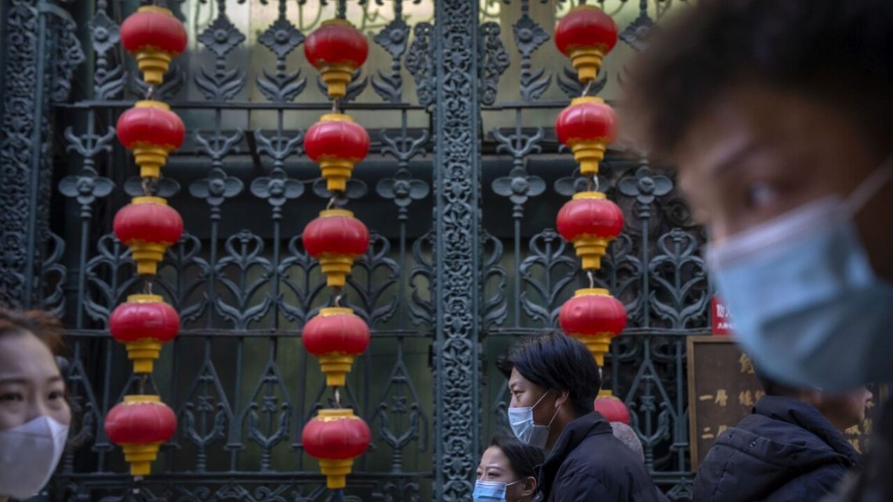 Ľudia v Hongkongu nosia rúška dobrovoľne, vypestovali si psychickú závislosť