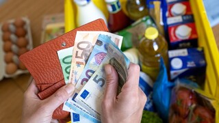 Platy na Slovensku zaznamenali najvyšší nárast za 20 rokov. Čeliť inflácii však nedokázali