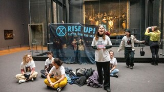 Klimatickí aktivisti demonštrovali pred Rembrandtovým obrazom. Farbou ho ale nepoliali