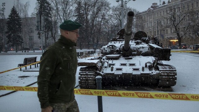 Rusko nahrádza zničenú techniku 60-ročnými tankami. Boli spozorované aj transportéry z roku 1954