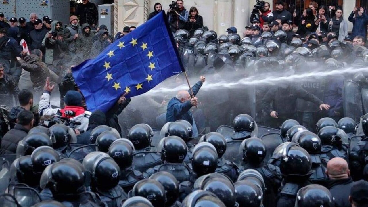 V gruzínskom parlamente vypukla bitka. Poslanci sa nezhodli na návrhu zákona o zahraničných agentoch