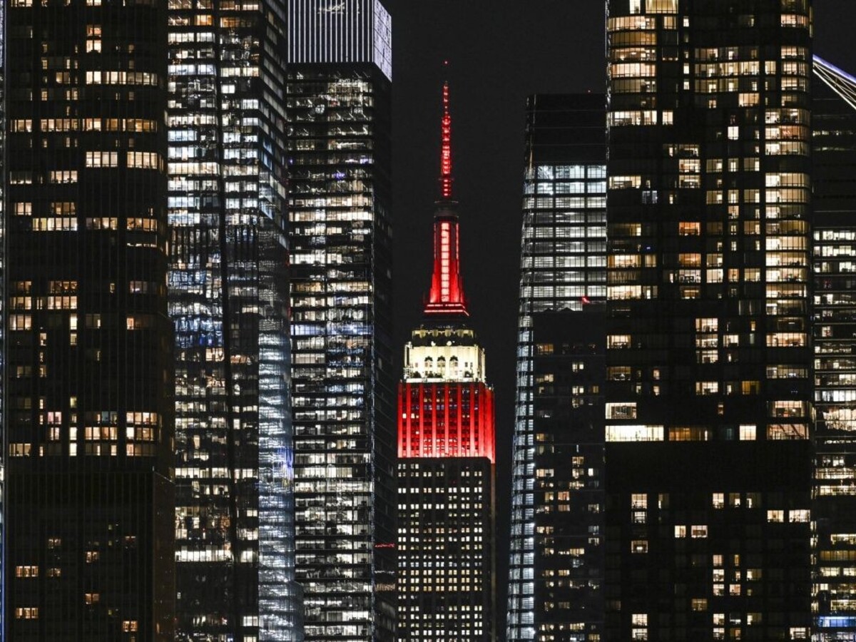 FOTO: New York si uctil obete zemetrasenia v Turecku a Sýrii. Rozsvietil vrchol Empire State Building
