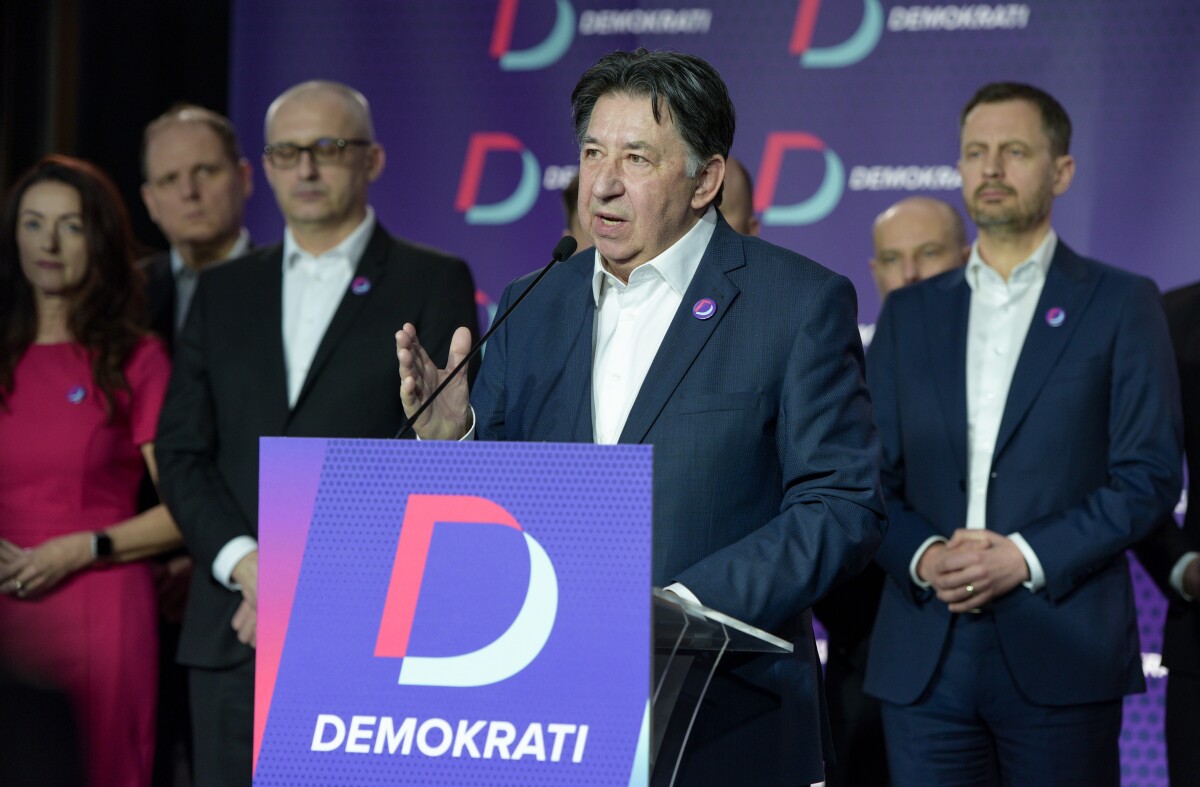 Na snímke v popredí dočasne poverený minister životného prostredia SR Ján Budaj.