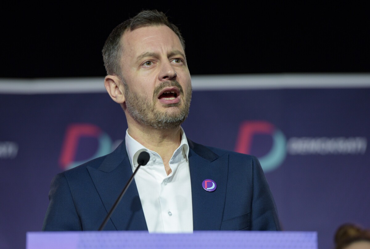 Na snímke dočasne poverený predseda vlády SR Eduard Heger.