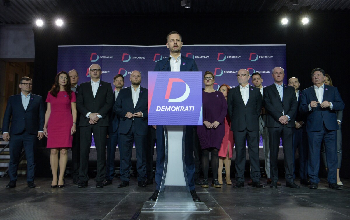 Na snímke uprostred dočasne poverený predseda vlády SR Eduard Heger počas tlačovej konferencie s partnermi k predstaveniu novej politickej strany Demokrati.