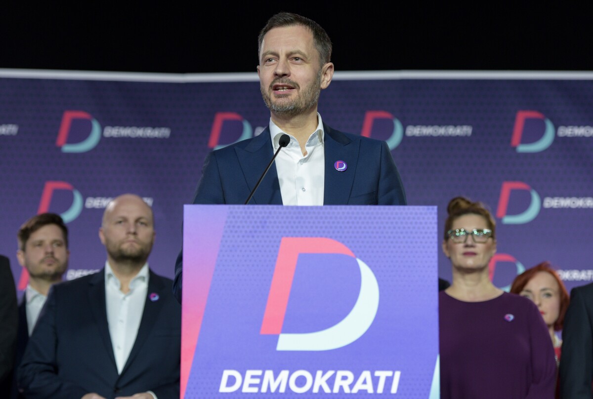 Na snímke uprostred dočasne poverený predseda vlády SR Eduard Heger počas tlačovej konferencie s partnermi k predstaveniu novej politickej strany Demokrati.