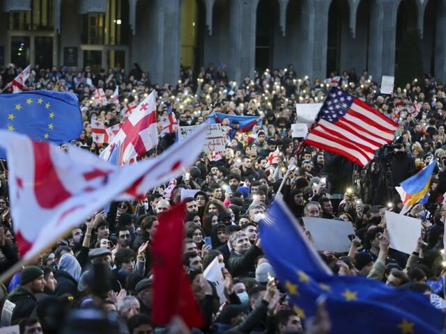 Gruzínska polícia vytlačila demonštrantov od budovy parlamentu. Zelenskyj želá protestujúcim úspech