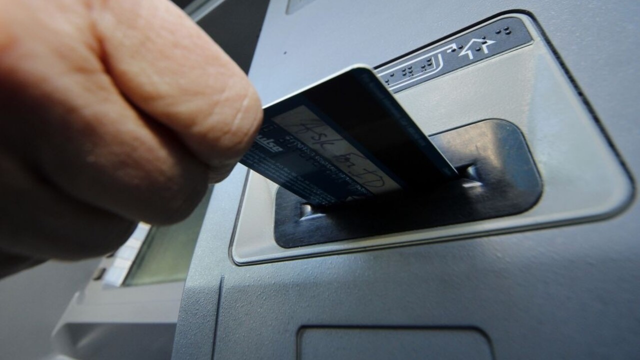 Počet podvodov s platobnými kartami narastá. Ľudia by mali byť obozretní, varujú banky