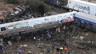 Pre vlakovú nehodu, ktorá si v Grécku vyžiadala 57 obetí, obvinili ďalšie tri osoby