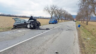 V okrese Michalovce sa pri zrážke dvoch áut zranili piati ľudia, polícia vyšetruje príčiny