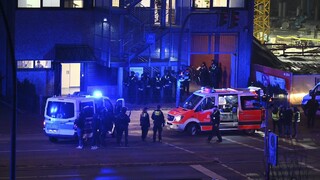 Pri streľbe v kostole Jehovových svedkov v Hamburgu zomrelo osem ľudí, ďalší sú zranení