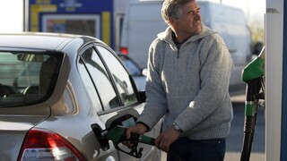 Slovensko má v strednej Európe najvyššiu spotrebnú daň na benzín, tvrdia analytici. Pri nafte je to však inak