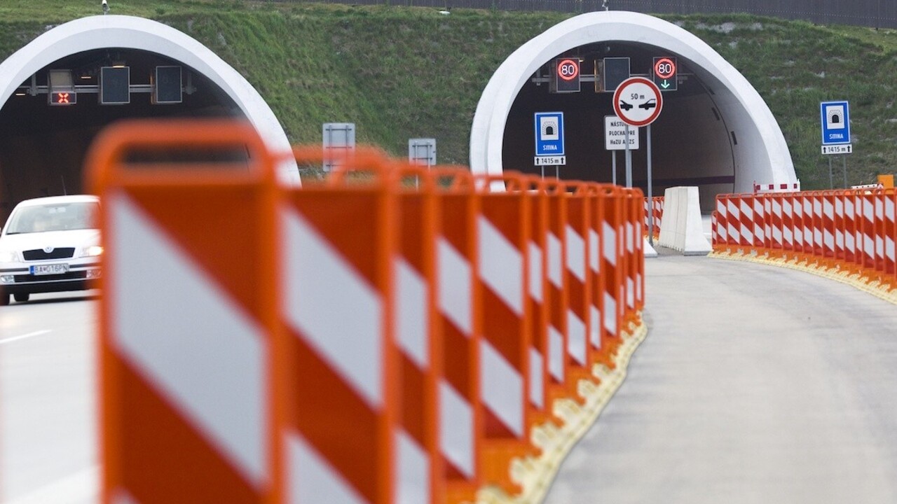 Za tunelom Sitina sa zrazili dva kamióny, pravý pruh bol blokovaný