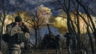 Rusko prešlo v Bachmute k taktike spálenej zeme, tvrdí ukrajinský generál Syrskyj