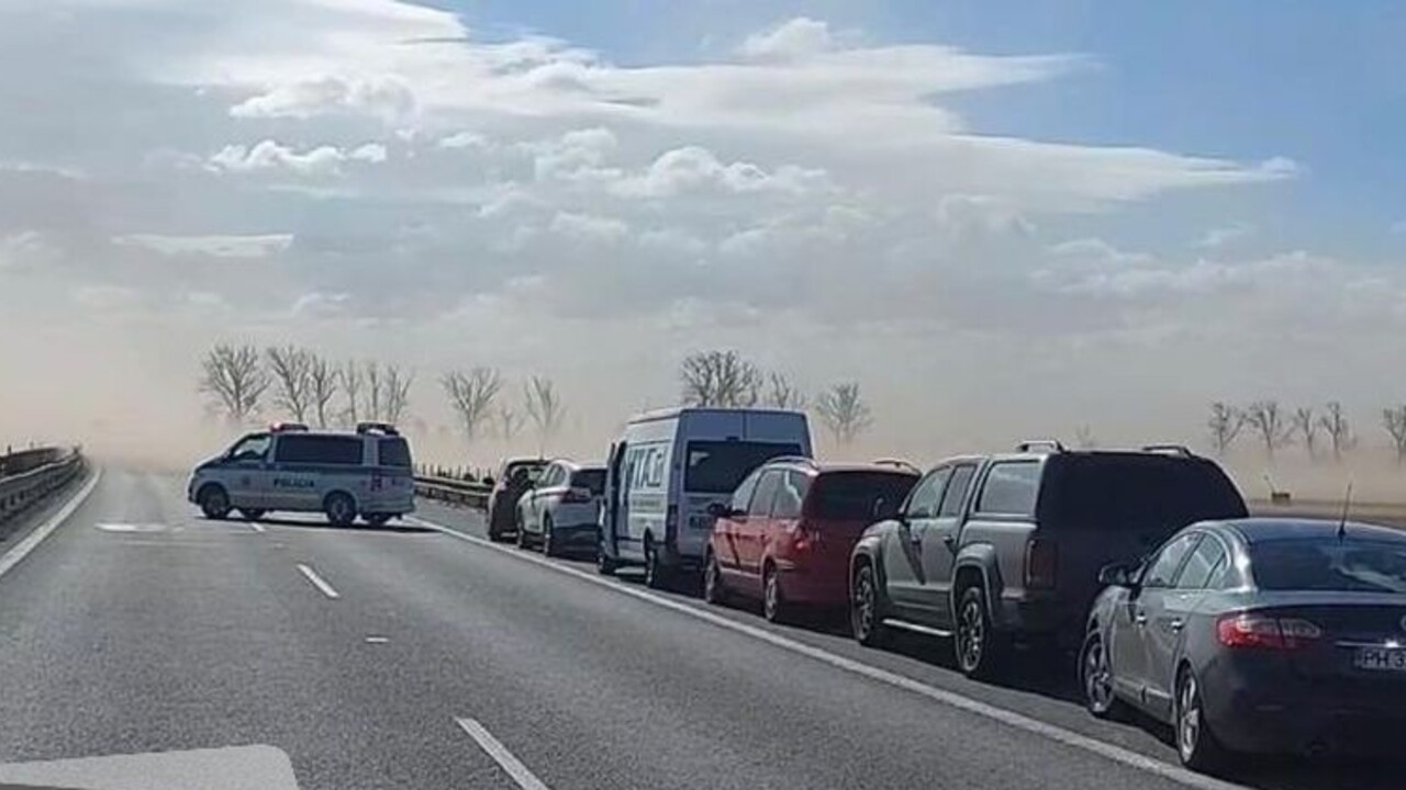 Na západe Slovenska vyčíňal vietor a piesočná búrka. Premávku na diaľnici D2 opäť obnovili