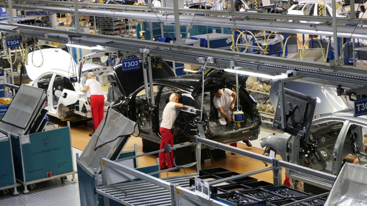 Automobilky v strednej Európe čelia čínskej konkurencii aj poklesu produkcie
