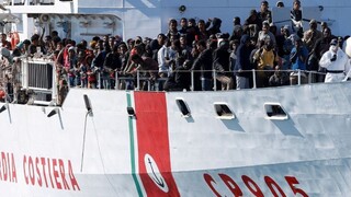 Talianska pobrežná stráž v rámci záchrannej akcie dopravila na breh vyše tisíc migrantov