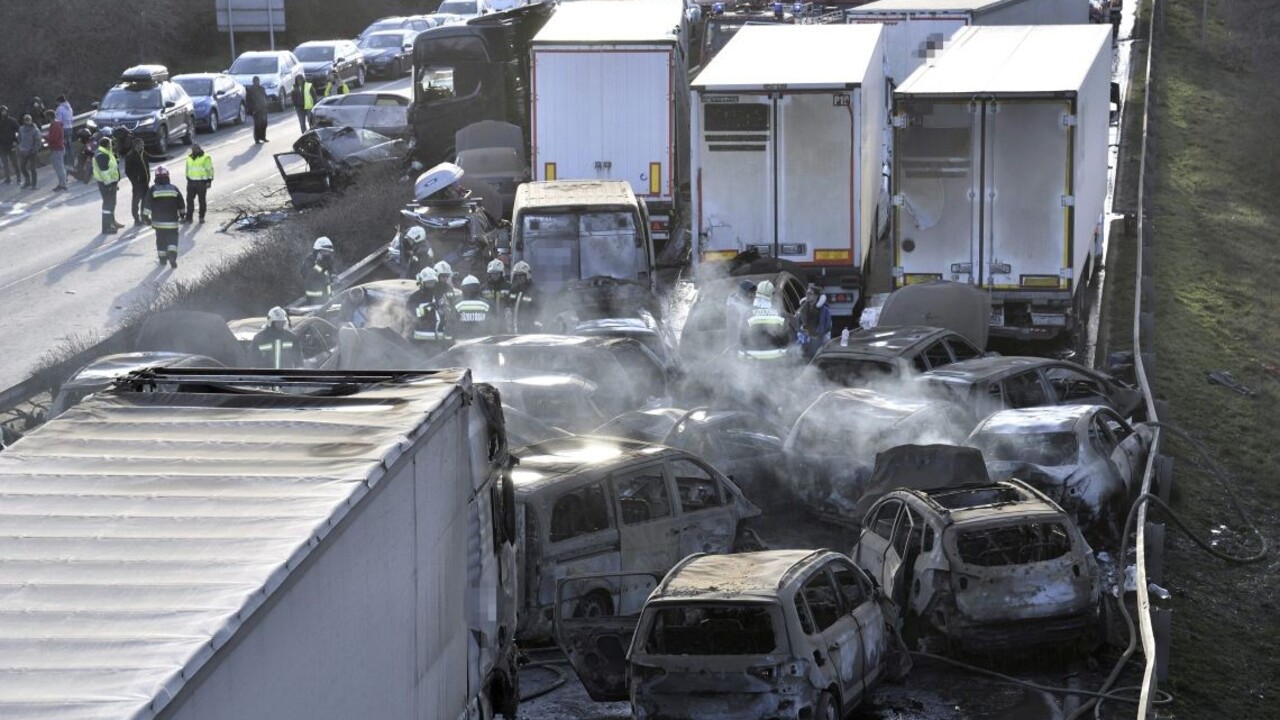 Pri hromadnej nehode v Maďarsku sa zrazilo 42 vozidiel, zranených bolo 39 ľudí