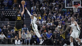 NBA: Golden State zdolalo Milwaukee 125:116, Curry nastrieľal 36 bodov