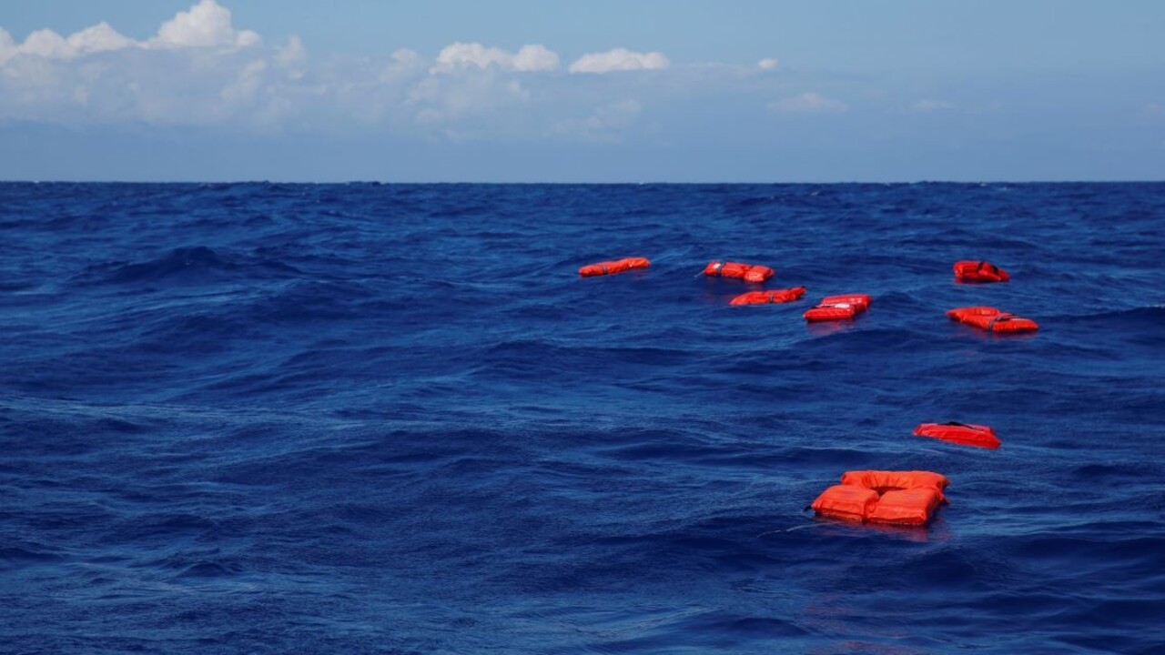 Po nehode lode pri pobreží Líbye je nezvestných 30 migrantov, 17 sa ich zachránilo