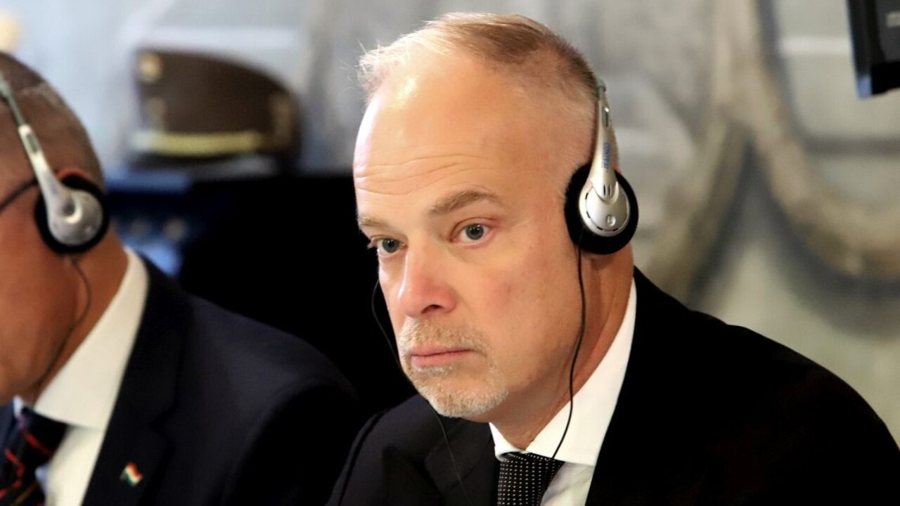 Maďarský šéf obrany: Ukrajina nerozhoduje o svojom osude sama. Bez vôle USA nebude mier