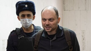V Rusku sa začal súdny proces s kritikom Kremľa Kara-Murzom. Obvinený je z vlastizrady