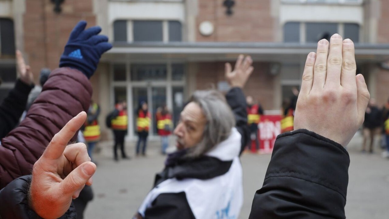 Francúzsko sa zmieta v protestoch. Parlament hľadá kompromis návrhu dôchodkovej reformy