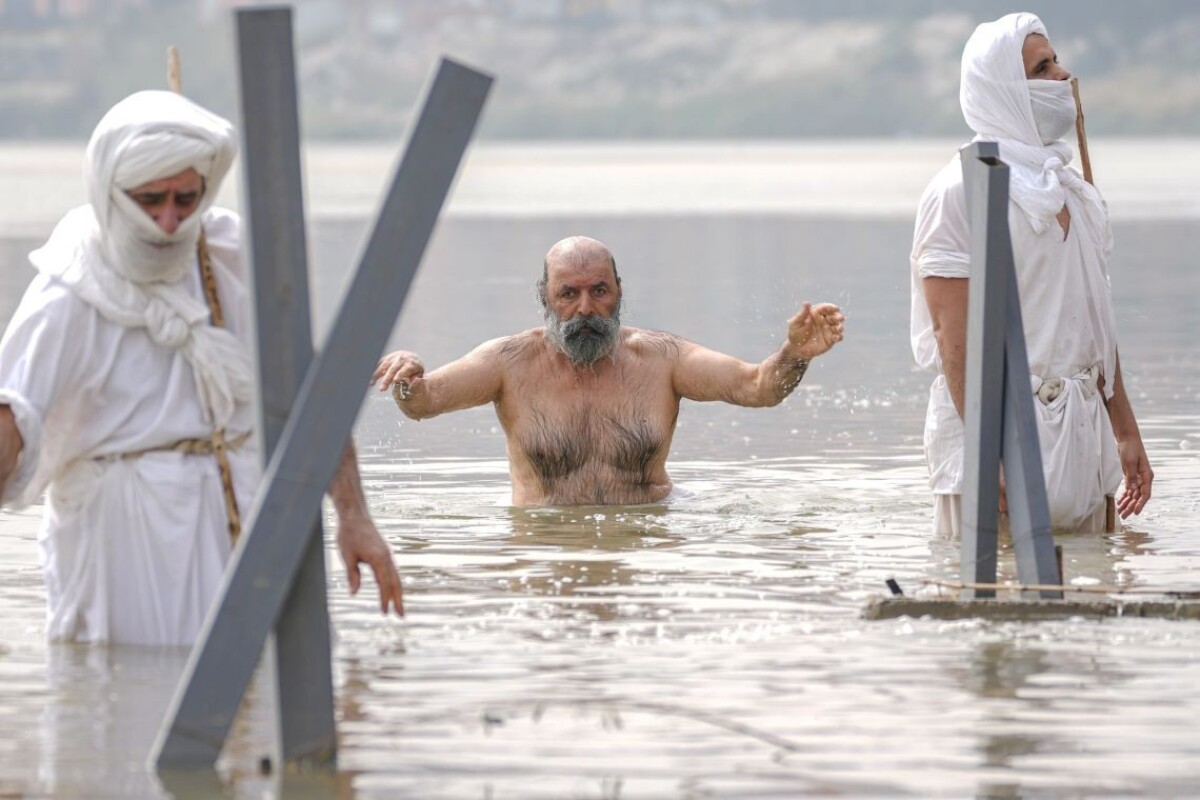 Vyznávači viery sekty Sabean Mandejcov pri rituáloch v rieke Tigris
