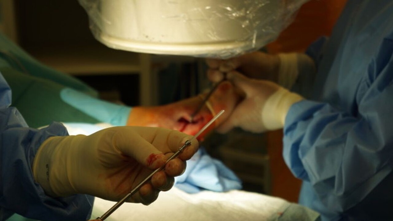 Revolúcia v liečbe zlomenín na Slovensku. Neviditeľné skrutky sa po čase v tele rozložia samé