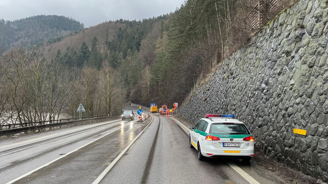 Pod Strečnom spadla na cestu veľká skala, poškodila viacero áut. Úsek je už prejazdný