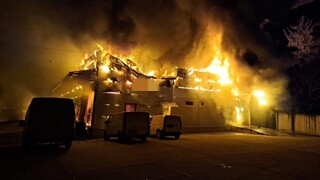 FOTO: V Nových Zámkoch horel sklad aj autá, škodu vyčíslili na milión eur