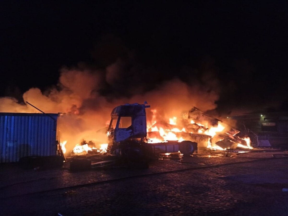 Požiar skladu v Nových Zámkoch