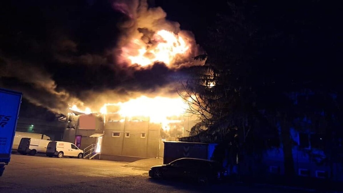 Požiar skladu v Nových Zámkoch