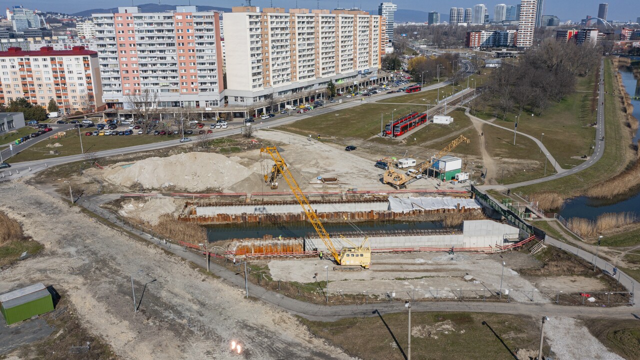 Starosta Petržalky predpokladá, že električka pôjde po novej trati až v roku 2025