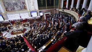 Francúzsku vládu neodvolali, prežila aj druhé hlasovanie o vyslovení nedôvery