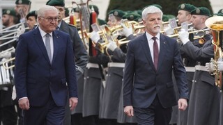 FOTO: Prezident Steinmeier s vojenskými poctami prijal českého prezidenta Pavla