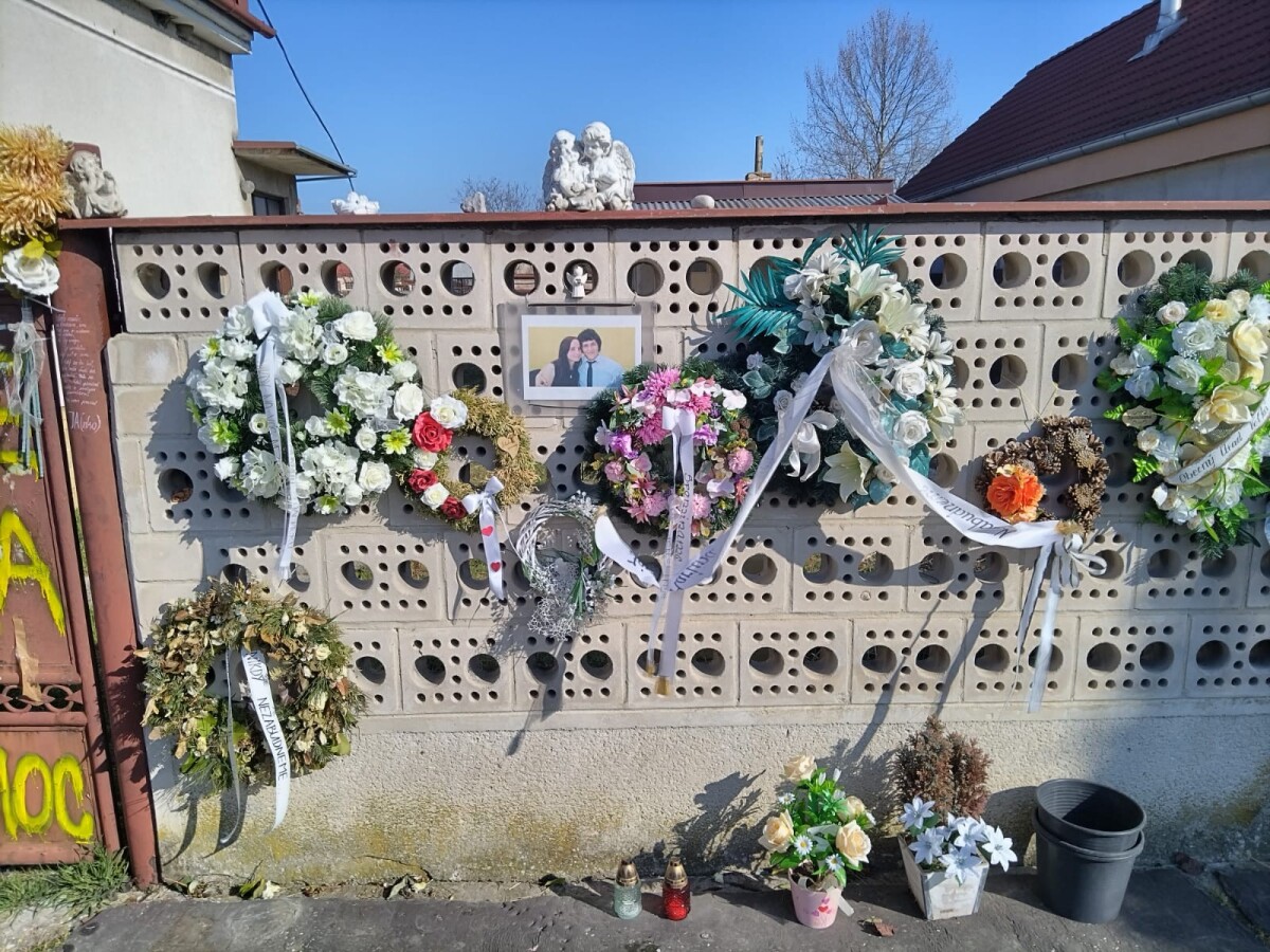 Začali búracie práce na dome zavraždeného novinára Jána Kuciaka a jeho snúbenice Martiny Kušnírovej.