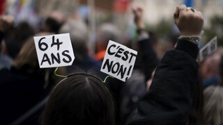 Macron obhajuje dôchodkovú reformu. Nemieni urobiť zmeny vo vláde ani rozpustiť parlament