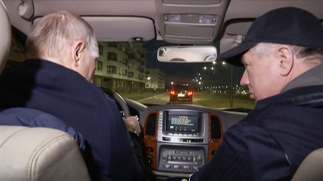 Vladimir Putin (naľavo) na ceste do Mariupolu