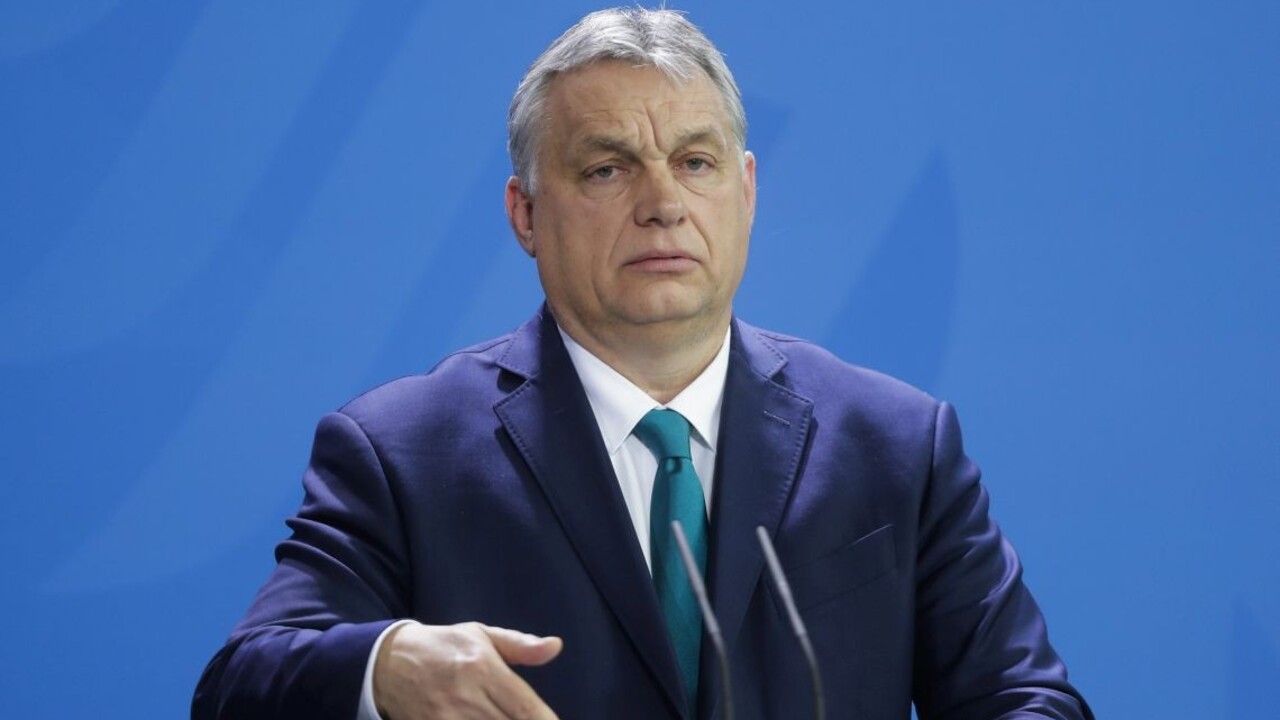 Umelá inteligencia vyvolala rapovú bitku medzi kritikom Orbána a Budapešťou
