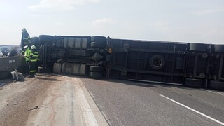 Na diaľnici D1 smerom do Bratislavy sa prevrátil kamión. Odklon dopravy ukončili