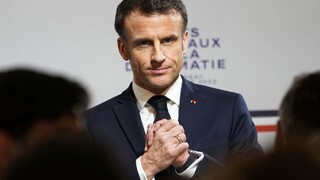 Macron v televízii adresoval protesty vo Francúzsku, obhajoval dôchodkovú reformu