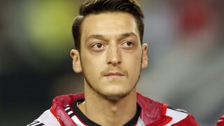 Výnimočný, no kontroverzný. Mesut Özil ukončil profesionálnu kariéru