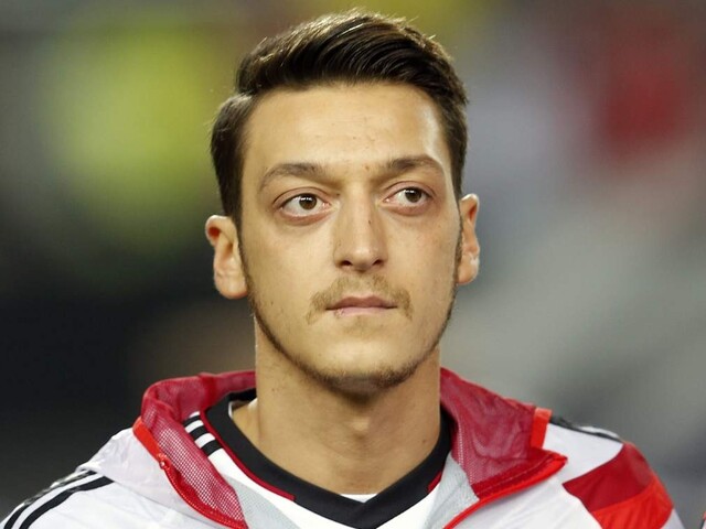 Výnimočný, no kontroverzný. Mesut Özil ukončil profesionálnu kariéru